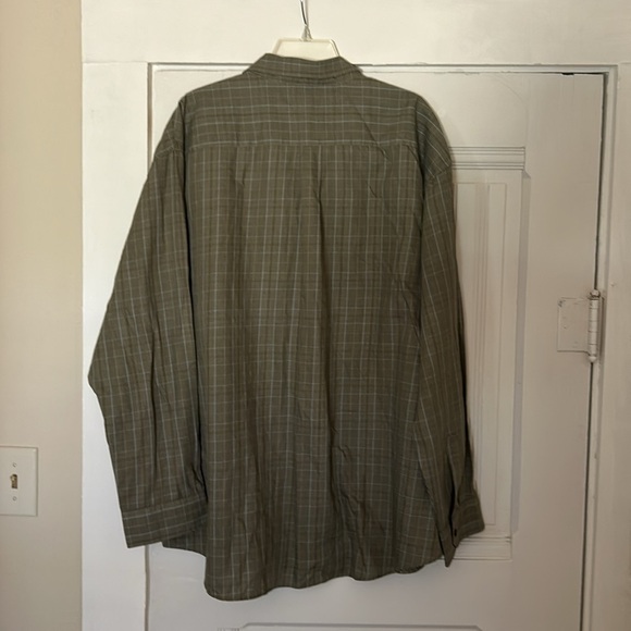 Van Heusen long sleeve dress shirt. 3X. Neck size 19-19 1/2 - Picture 4 of 5